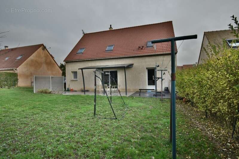 Maison à FONTAINE-LA-GUYON
