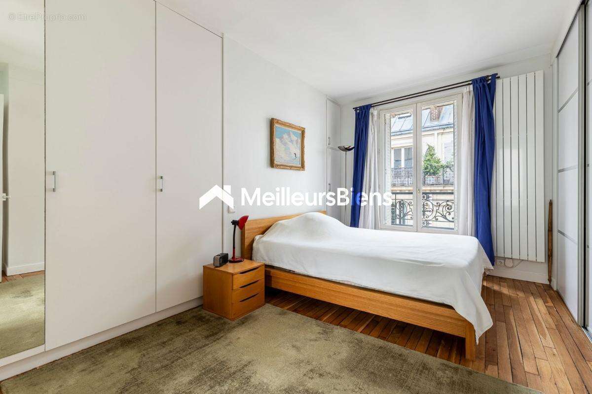 Appartement à PARIS-1E