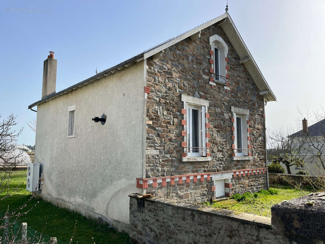 Maison à COUSSAC-BONNEVAL