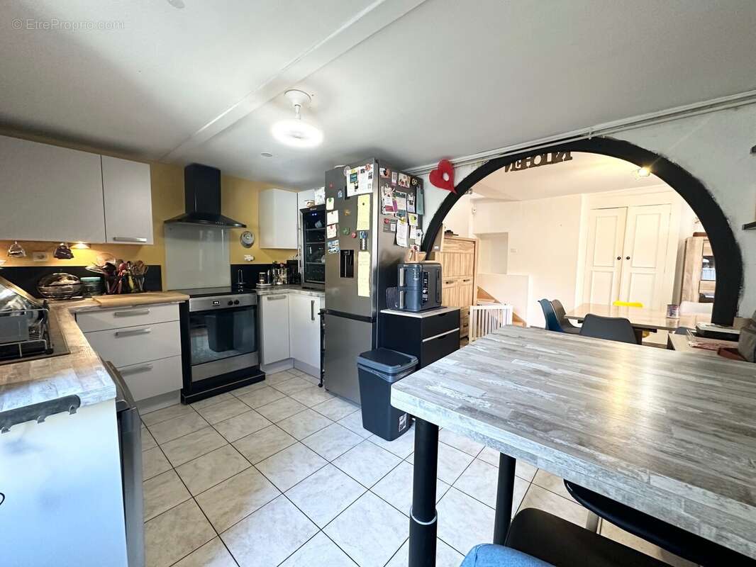 Cuisine de 12.5 m² - Maison à BAGE-LE-CHATEL