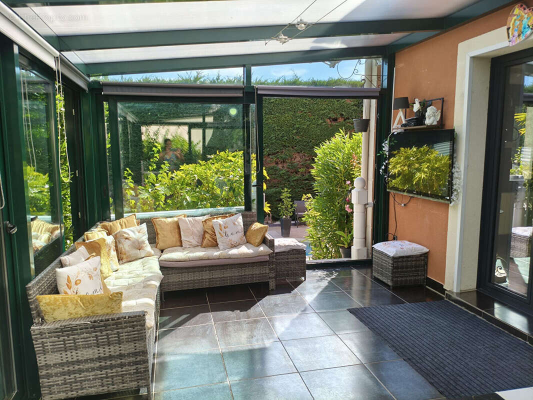 Mandres-les-Roses - Maison familiale de 200 m² avec piscine, jacuzzi, véranda climatisée et jardin paysagé - photo 7