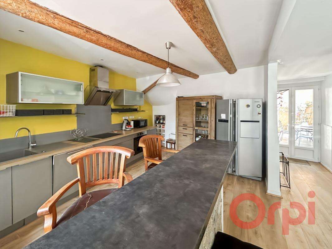 À Vendre : Authentique maison de ville avec patio, cour privative et stationnement - photo 4