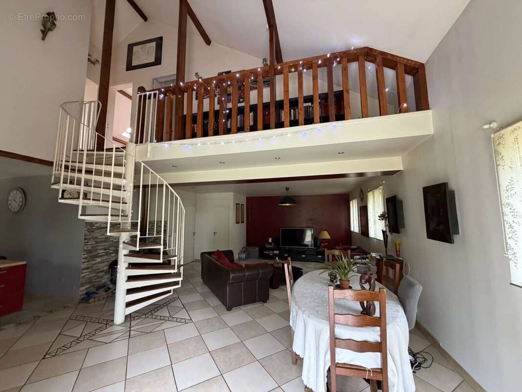 Maison à LE MESNIL-SAINT-DENIS