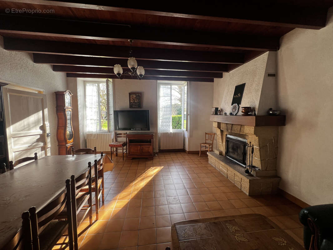 Maison à SAINT-THOMAS-DE-CONAC