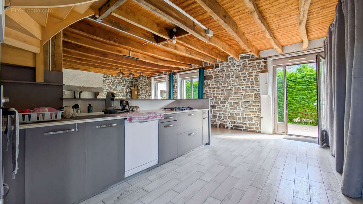 Maison à SAINT-LEGER-DES-PRES