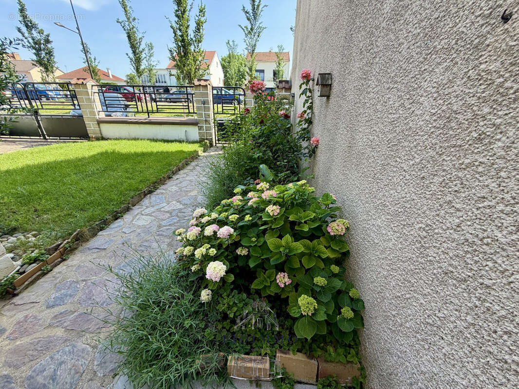 4372 - Maison en plein centre-ville d'Ormesson - photo 13