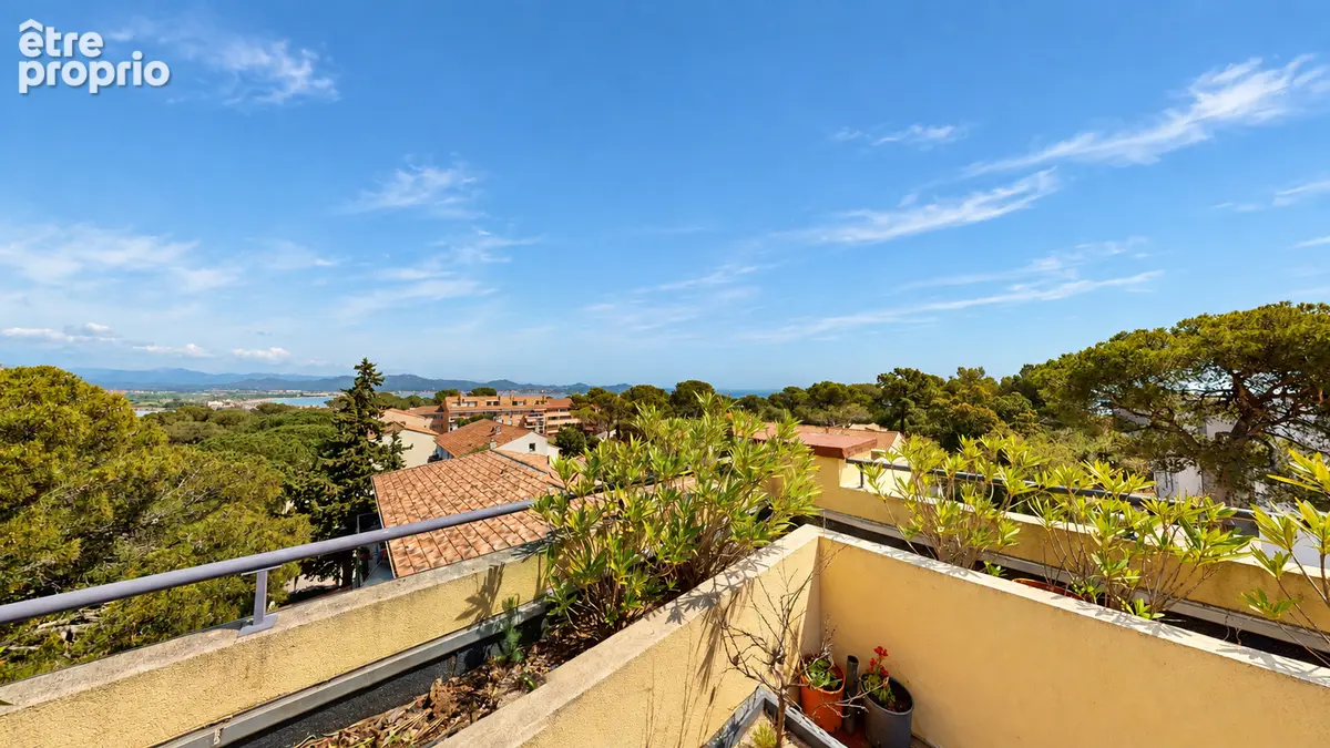 Saint-Aygulf - Appartement Traversant 3 pièces de 71 m2 terrasse panoramique, garage - photo 13
