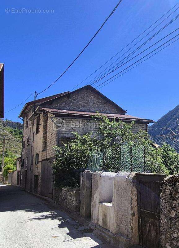  À vendre – Grande maison de village à rénover – 140 m² – Garage, jardin et fort potentiel – Thorame-Haute  - photo 2