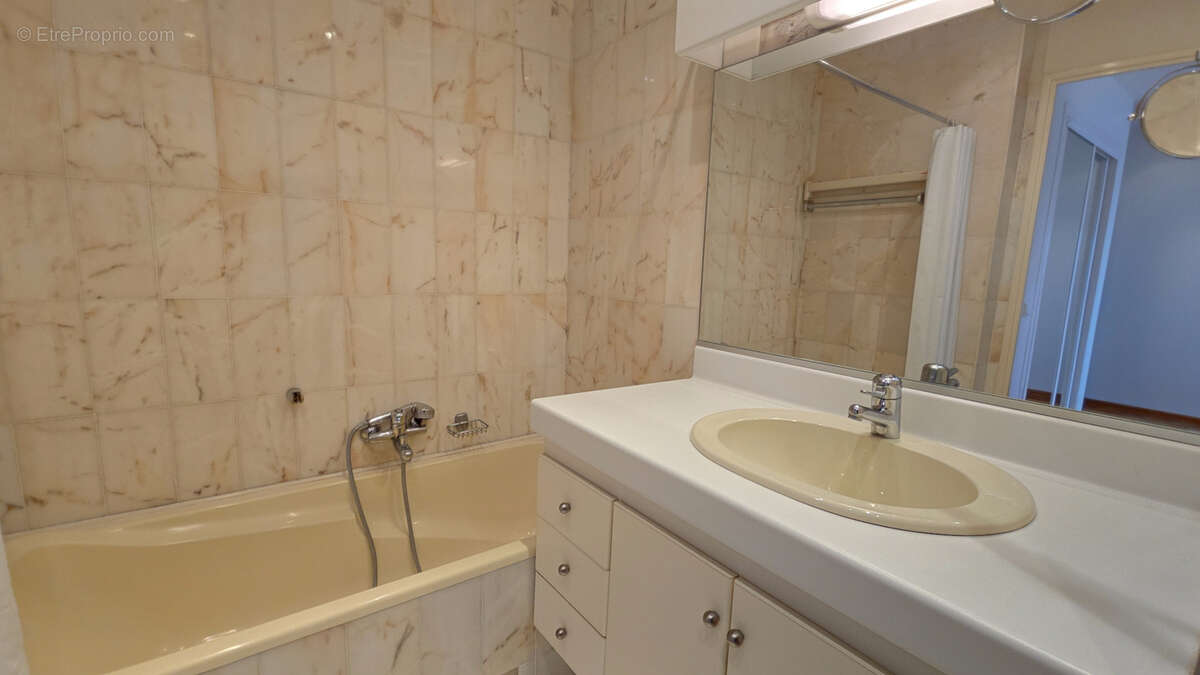 LE CANNET à vendre 3 pièces 87 m2 vue mer terrasse garage et cave au calme absolu - photo 11