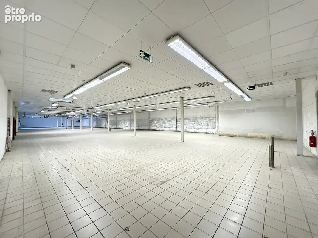 Roquebrune sur Argens En zone artisanale et commerciale, avec double visibilié, 1424 m2 sur deux niveaux : - photo 17