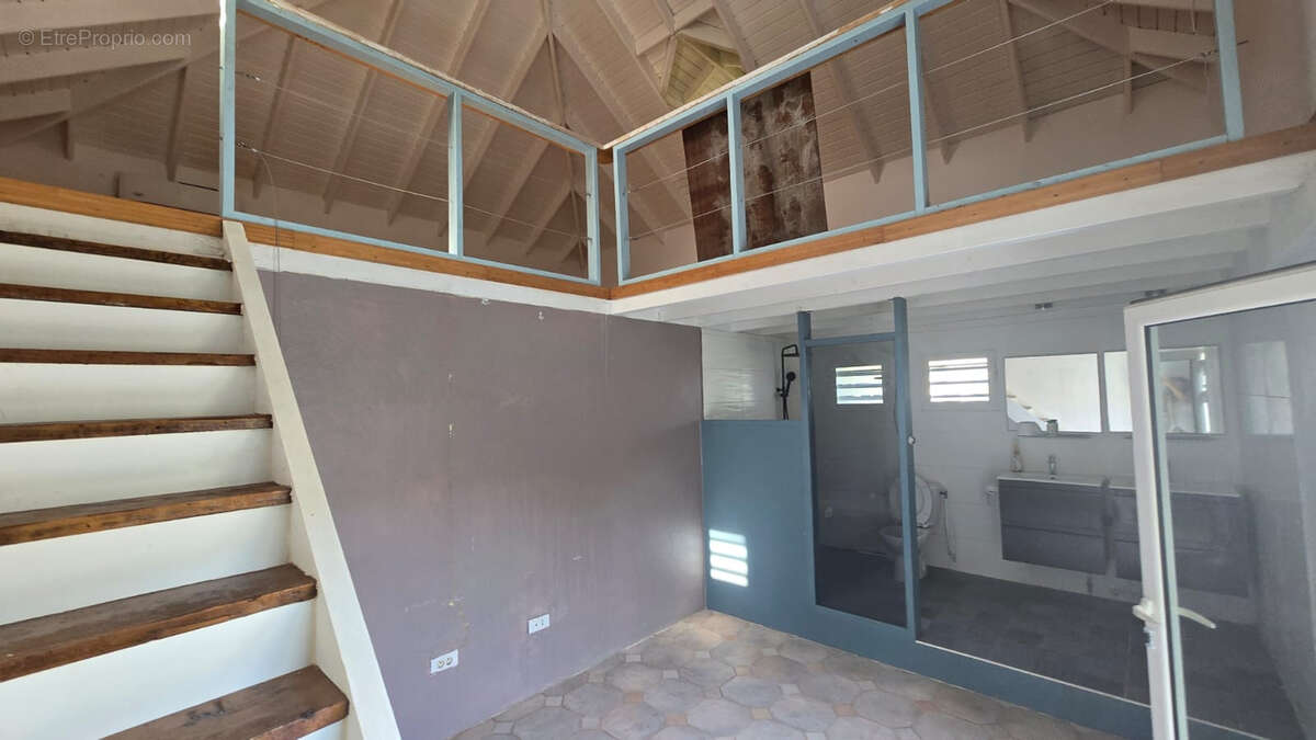 Villa avec fort potentiel sur un terrain de 721 m2, à deux pas de l'embarcadère de Pinel - photo 8
