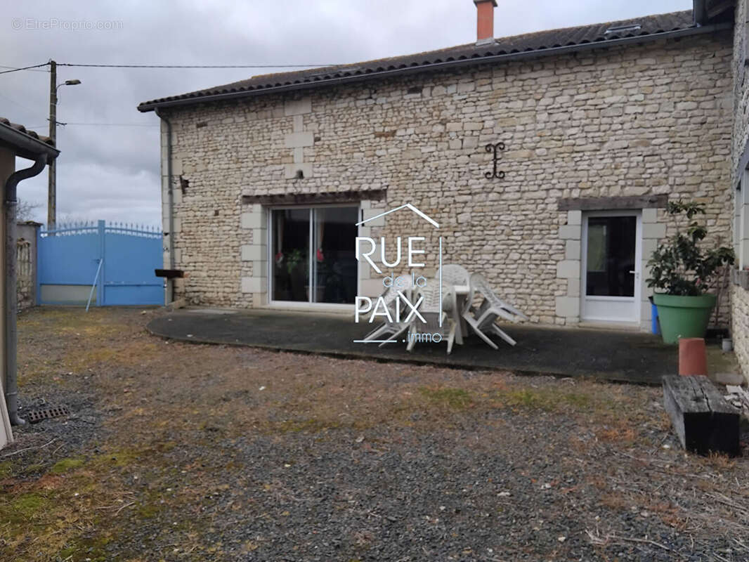 Maison à NUEIL-SOUS-FAYE