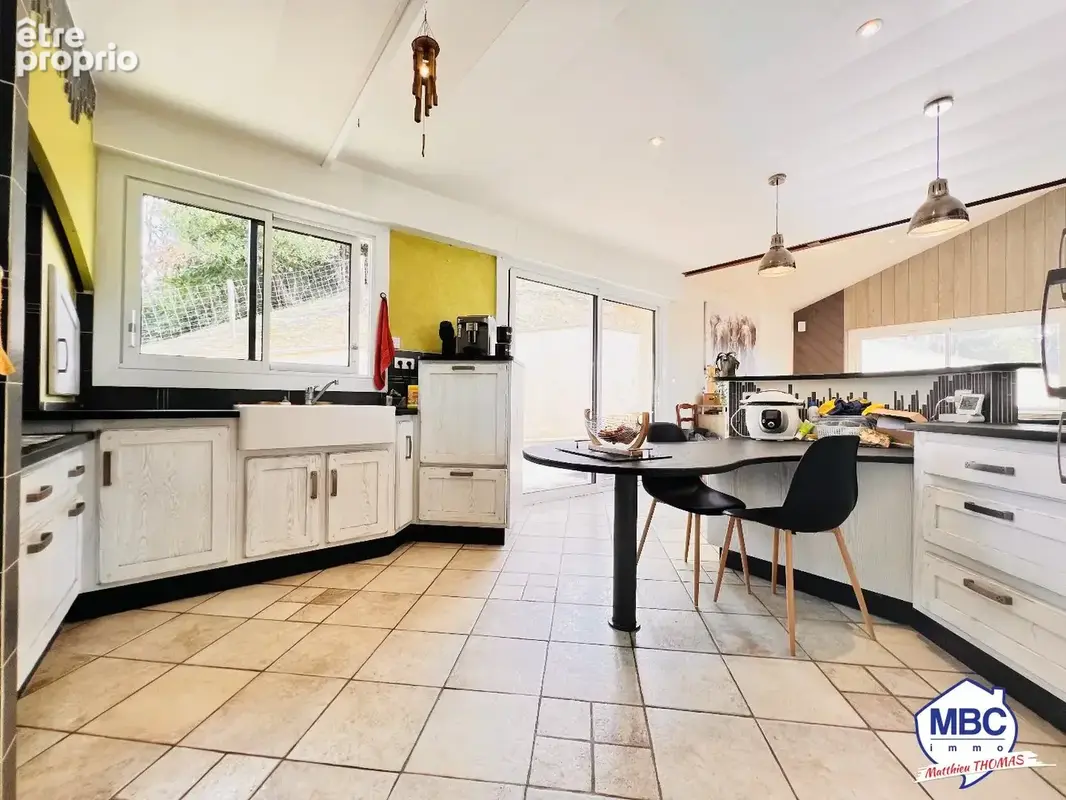 Propriété avec forêt, piscine et étang sur 1,48 hectare. - photo 9