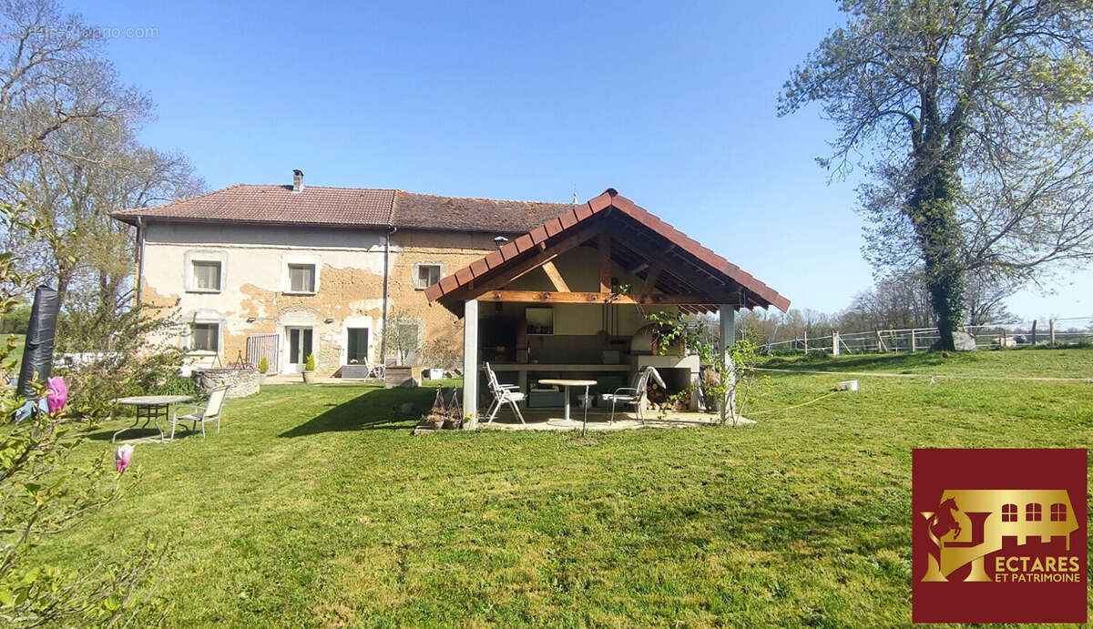 Maison à LA CHAPELLE-DE-LA-TOUR