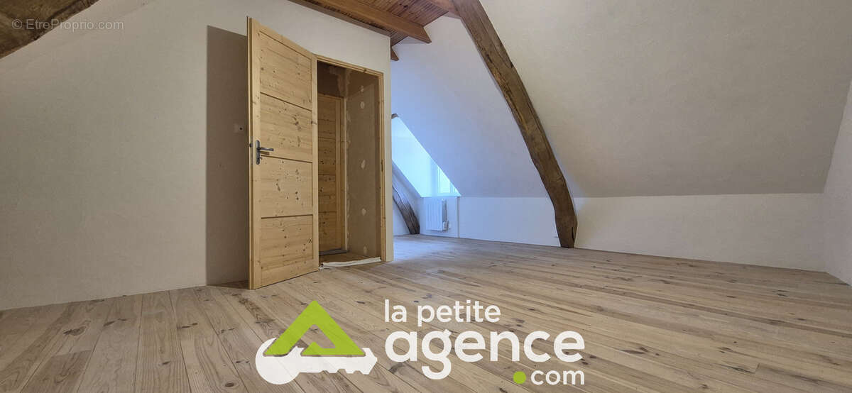 Maison en pierres avec poutres apparentes - photo 9