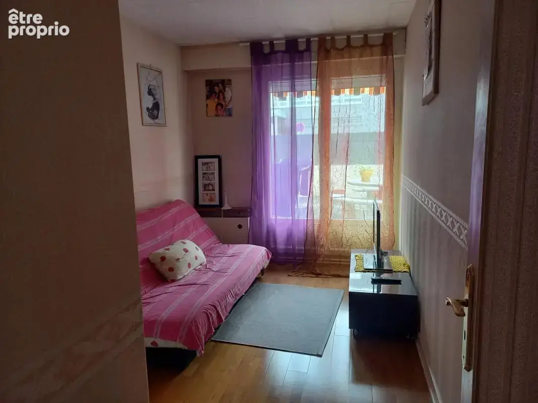 VIERZON,appartement en rez de jardin,trois chambres,avec vaste terrasse,parking en sous sol et cave - photo 7