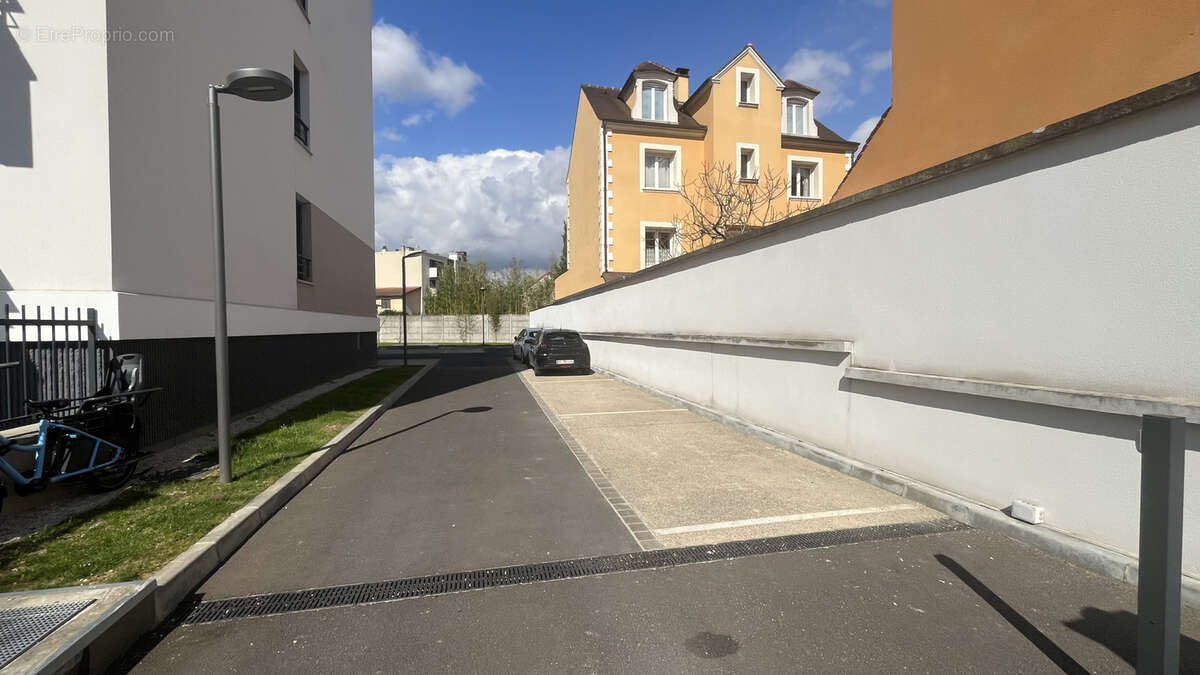 Parking à SAINT-MAUR-DES-FOSSES