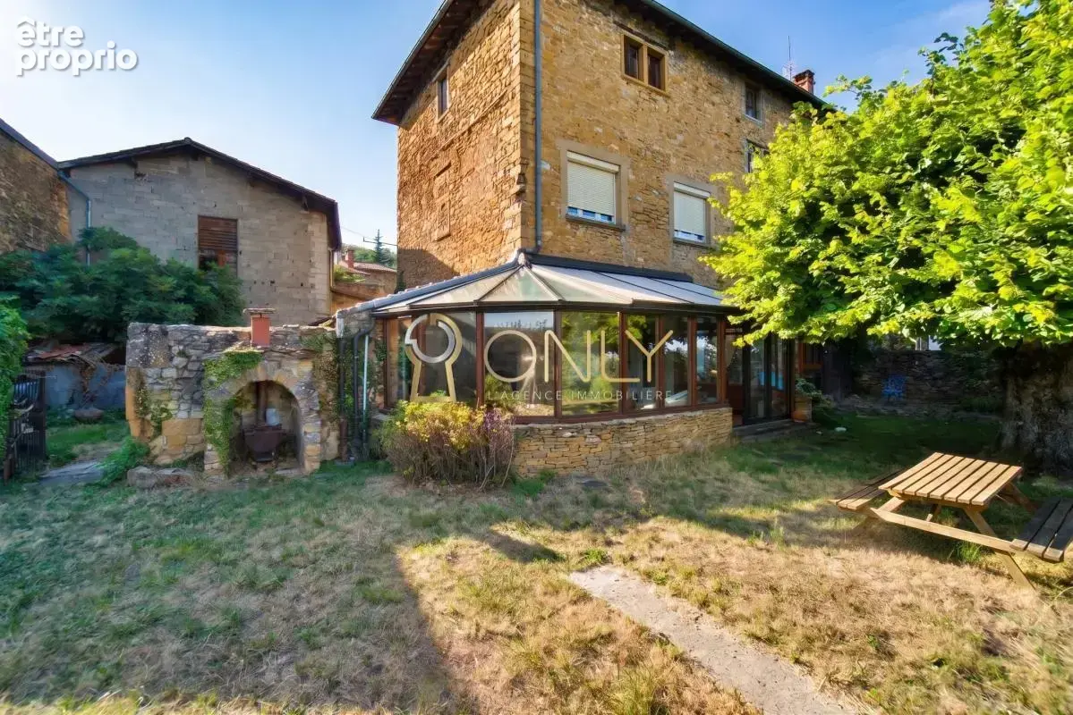 Poleymieux au Mont d'Or - Maison de caractère - 176 M² -  Dépendances - A rénover - photo 9