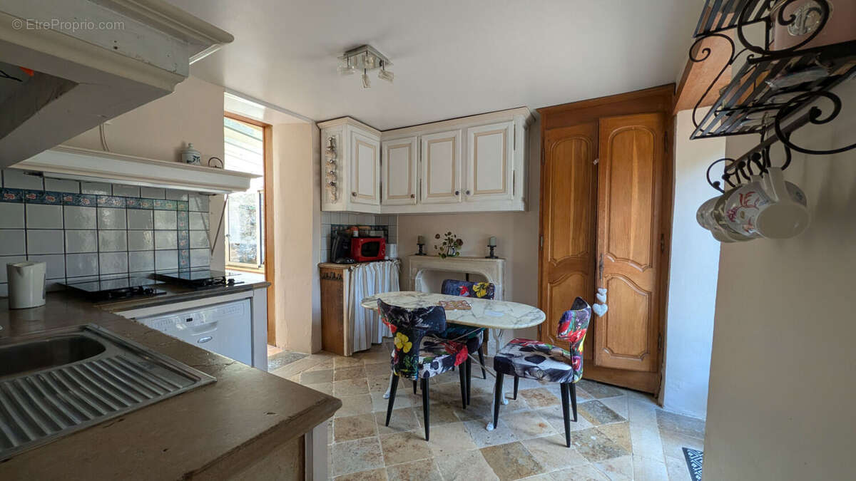 Maison de caractère du XVIIIème siècle avec jardin et dépendances ! - photo 6