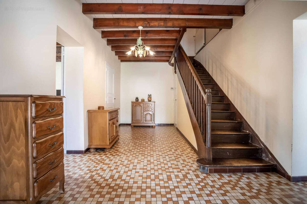 Country property with numerous outbuildings - photo 4