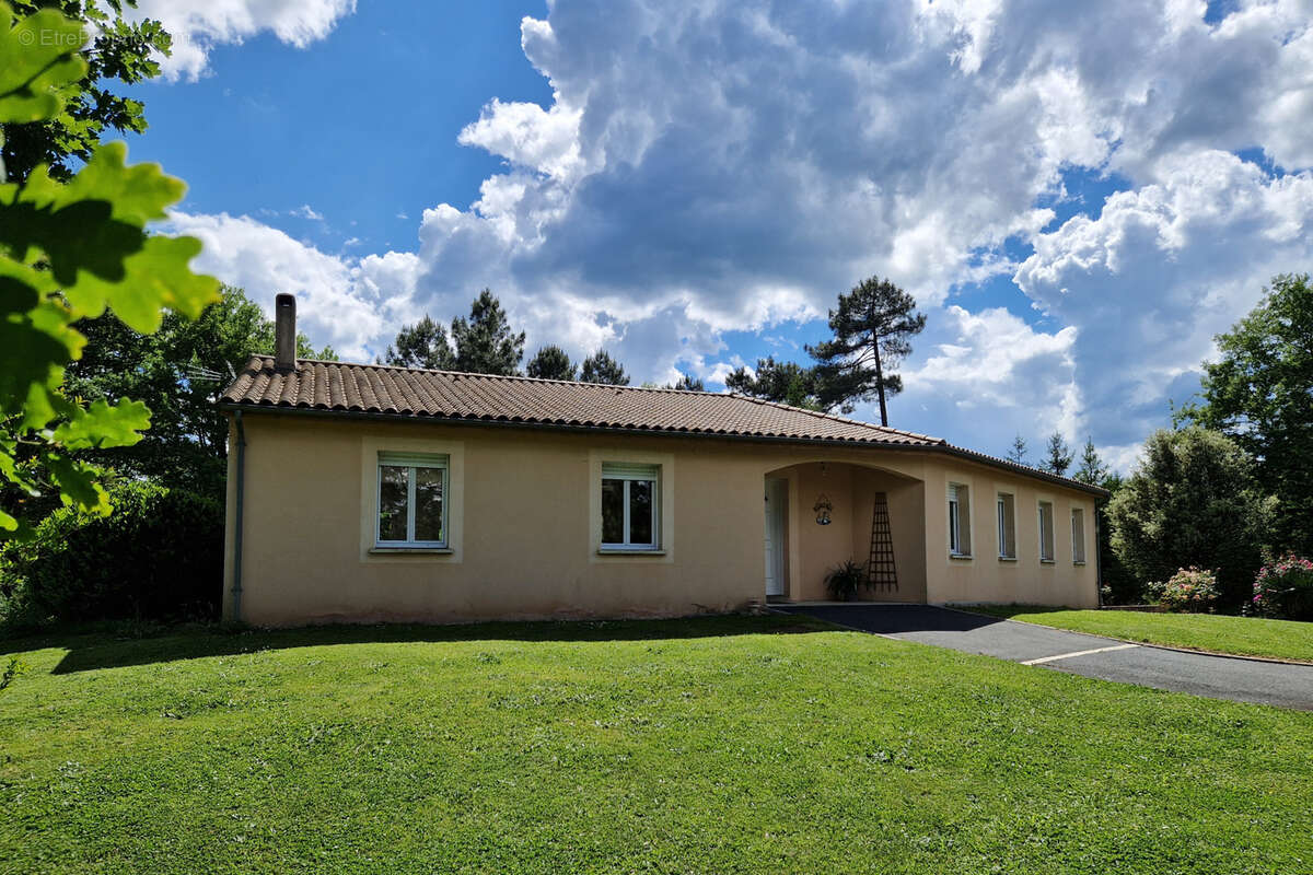 Proche Périgueux MAISON de PLAIN PIED 146 m2 avec 4 chambres / Grand garage / Grand terrain avec PISCINE. - photo 4