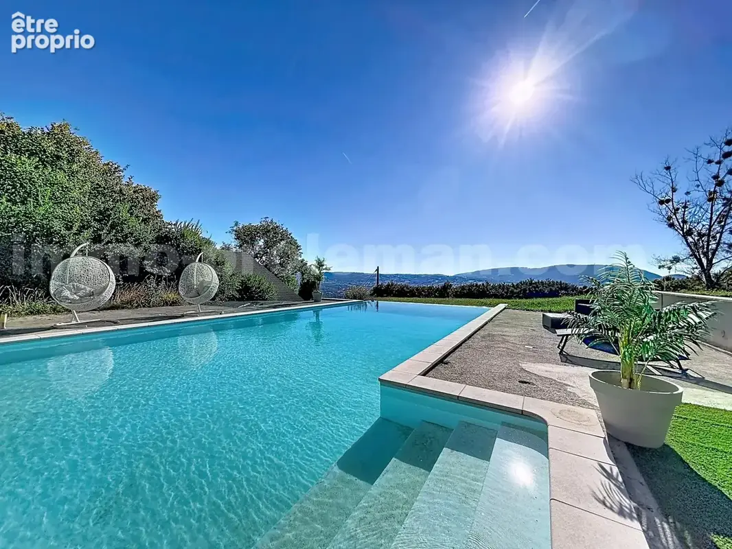 Magnifique_maison_individuelle_Lucinges_calme_frontiere_suisse_geneve_salon_sejour_cuisine_terrain_terrasse_jardin_piscine