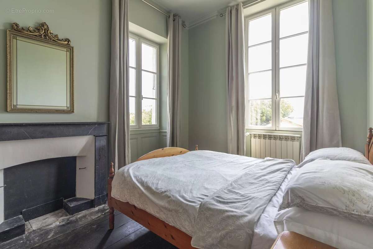 Château d’Exception avec Dépendances, Piscine et Jardin Paysager – Proche de St Jean d’Angély - photo 13