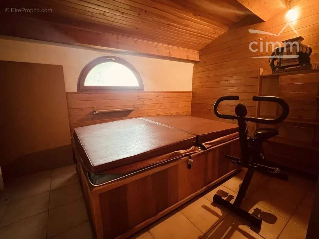 A vendre une grande maison avec jardin et garage - photo 8