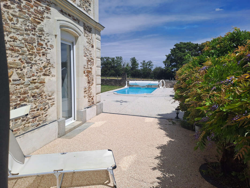 Maison à BECON-LES-GRANITS