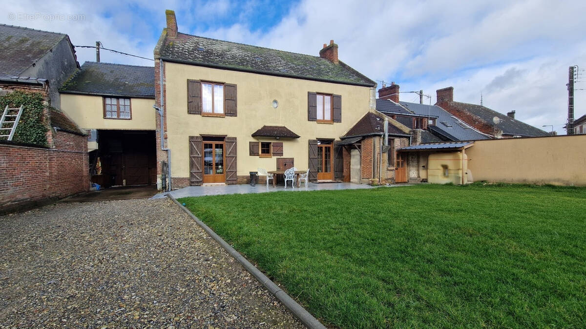 Maison à MAIGNELAY-MONTIGNY