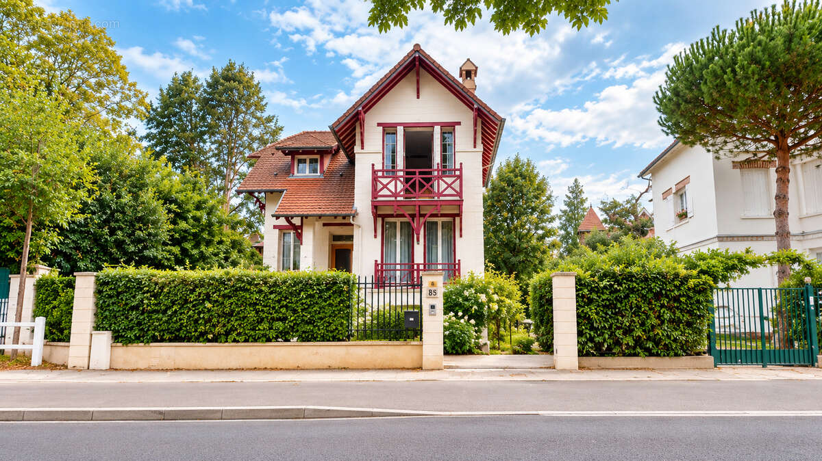 Le Vésinet Sud - Maison de caractère au charme de l'ancien, à 9 minutes à pied du RER A - photo 2