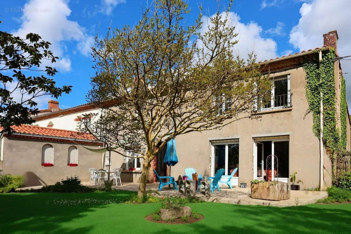 Maison à MOUZILLON