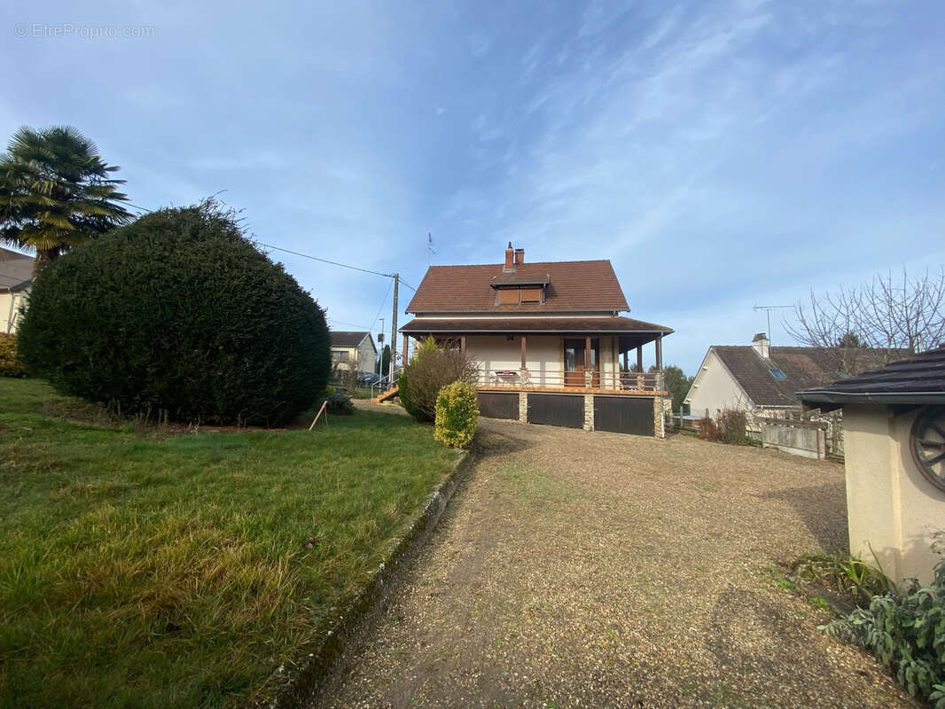 Maison située à Saint Just dans un quartier calme. - photo 10