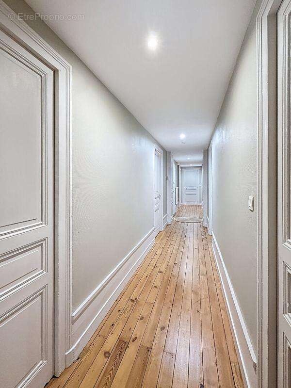 Appartement d'exception de 155 m² dans un ancien hôtel particulier. VANNES HYPER CENTRE - photo 7
