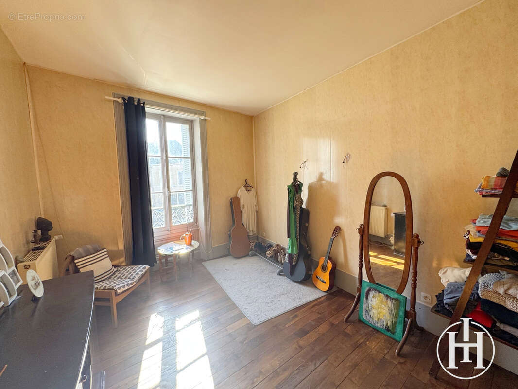 Maison à AINAY-LE-CHATEAU