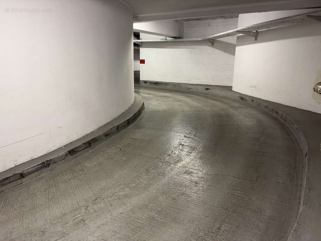 Parking à NEUILLY-SUR-SEINE