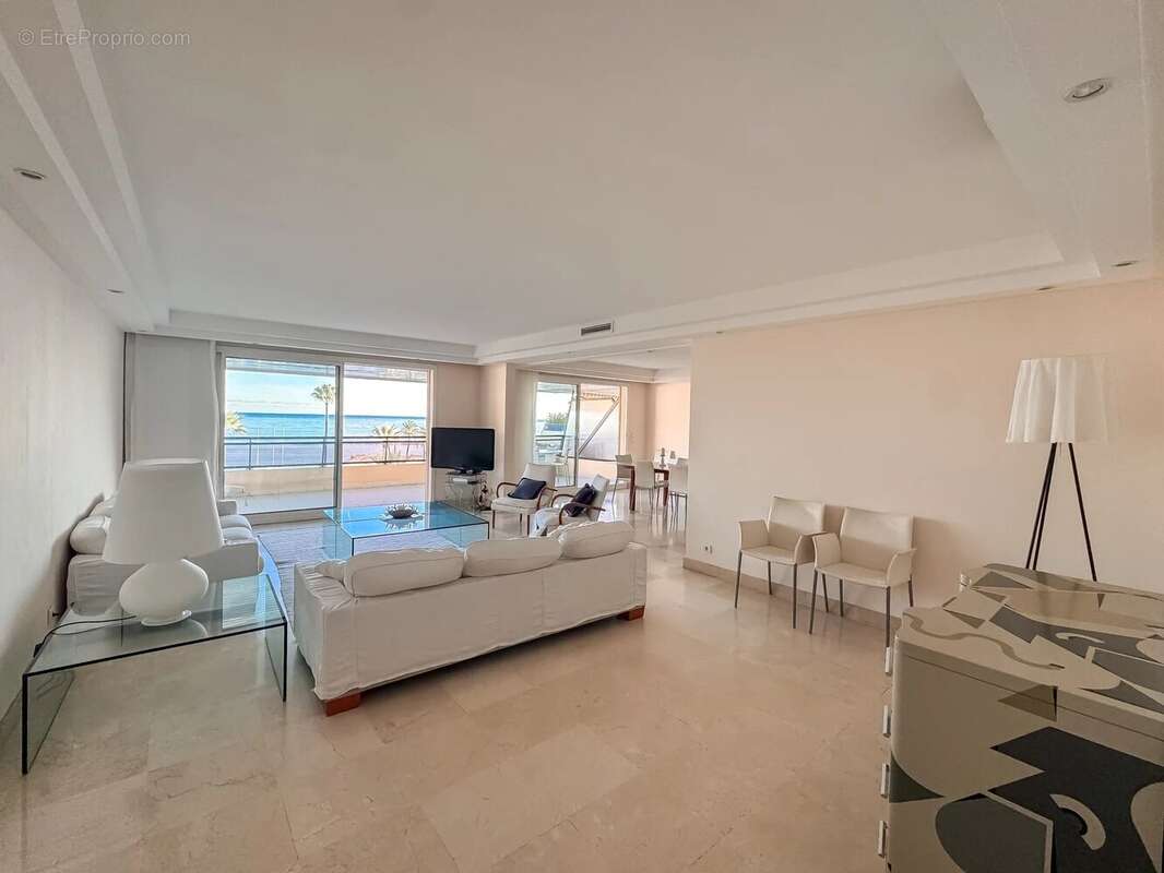 Appartement à SAINT-LAURENT-DU-VAR