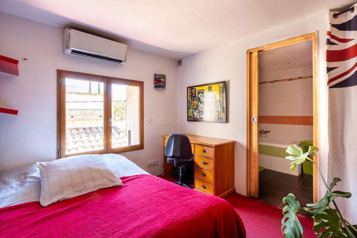 Rare à Cuges-les Pins-Maison de village de caractère de 115 M2 avec terrasse de plus de 21M2 - photo 7