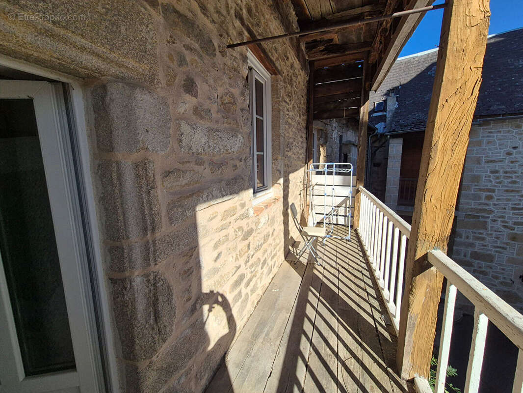 CORRÈZE. TREIGNAC. Maison ancienne en pierre pleine de charme comprenant 3 chambres avec balcon et un appartement à rénover. - photo 15