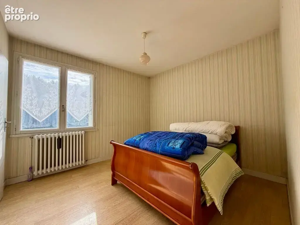 Maison avec 1.2ha, commerces et école accessibles à pied - photo 8