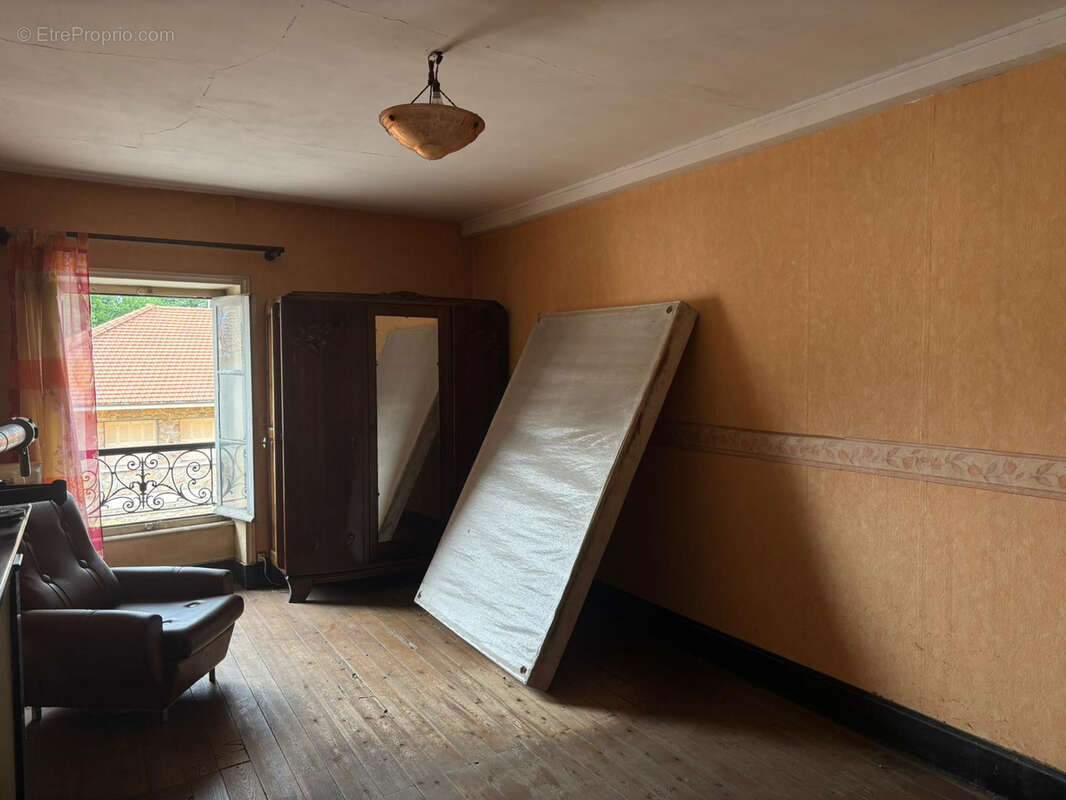 Maison à BAGE-LE-CHATEL