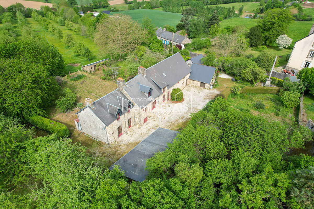 Maison à AMBRIERES-LES-VALLEES
