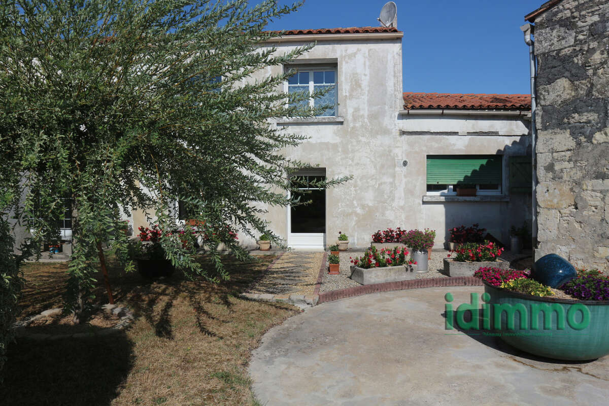 Ensemble immobilier en  bon etat general de 190 m2 sur un terrain clos de 450 m2. au centre historique de la j - photo 6