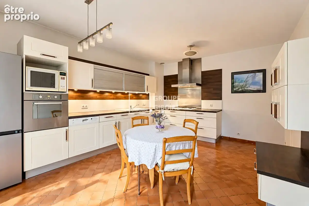 A vendre - Agence GIBOIRE - Maison d'architecte d'environ 222.6 m2 - Au coeur de Saint Grégoire - photo 6