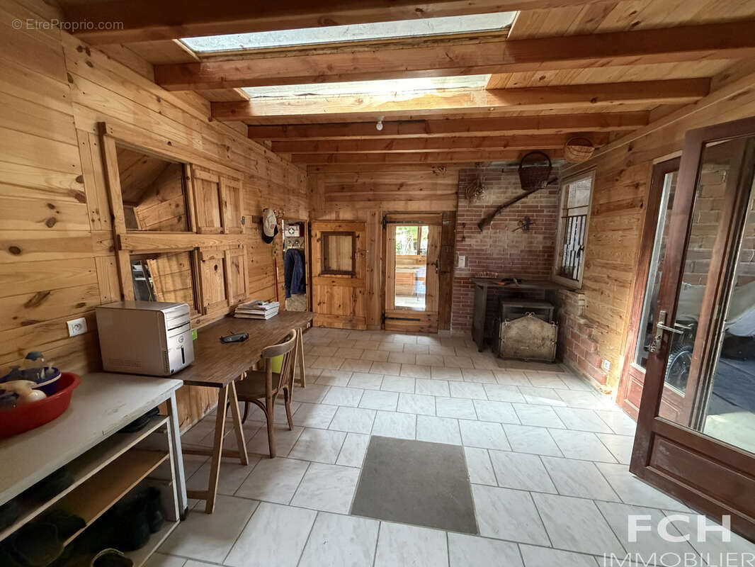 Maison de campagne avec 2 garages et dépendances - photo 9