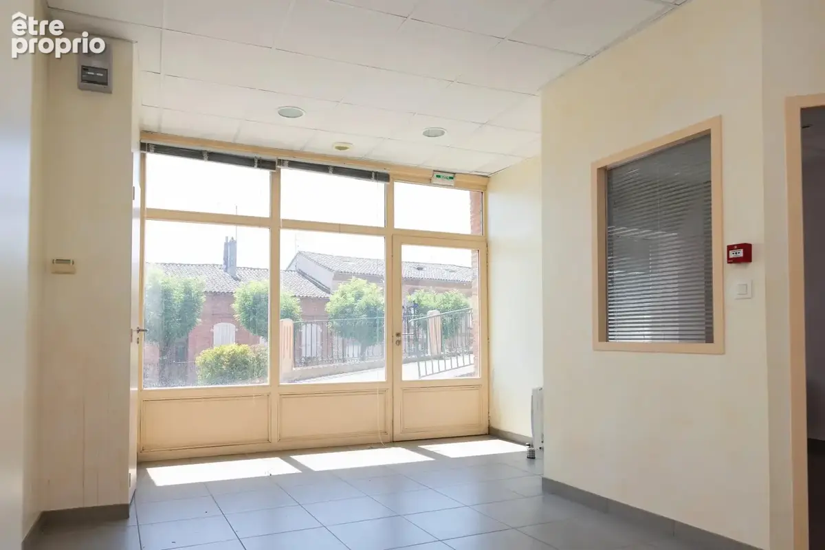 Local professionnel de 68 m² - photo 4