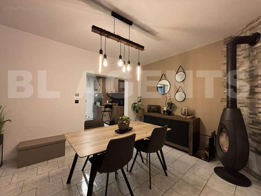 e6fd8102-3bfc-48a6-8759-f5405e374b81 - Maison à CHARLEVILLE-MEZIERES