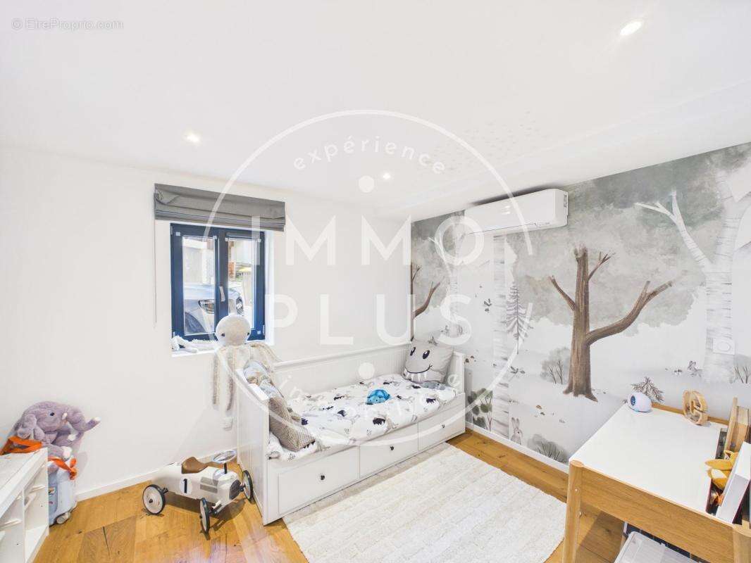 Vente - Maison - 7 pièces + cuisine - 210 m² - 850 000 € - - photo 9