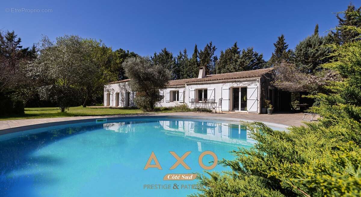 Jouques  villa t8 de plain-pied  studio indépendant  piscine  jacuzzi  3 garages  990 000  - photo 3