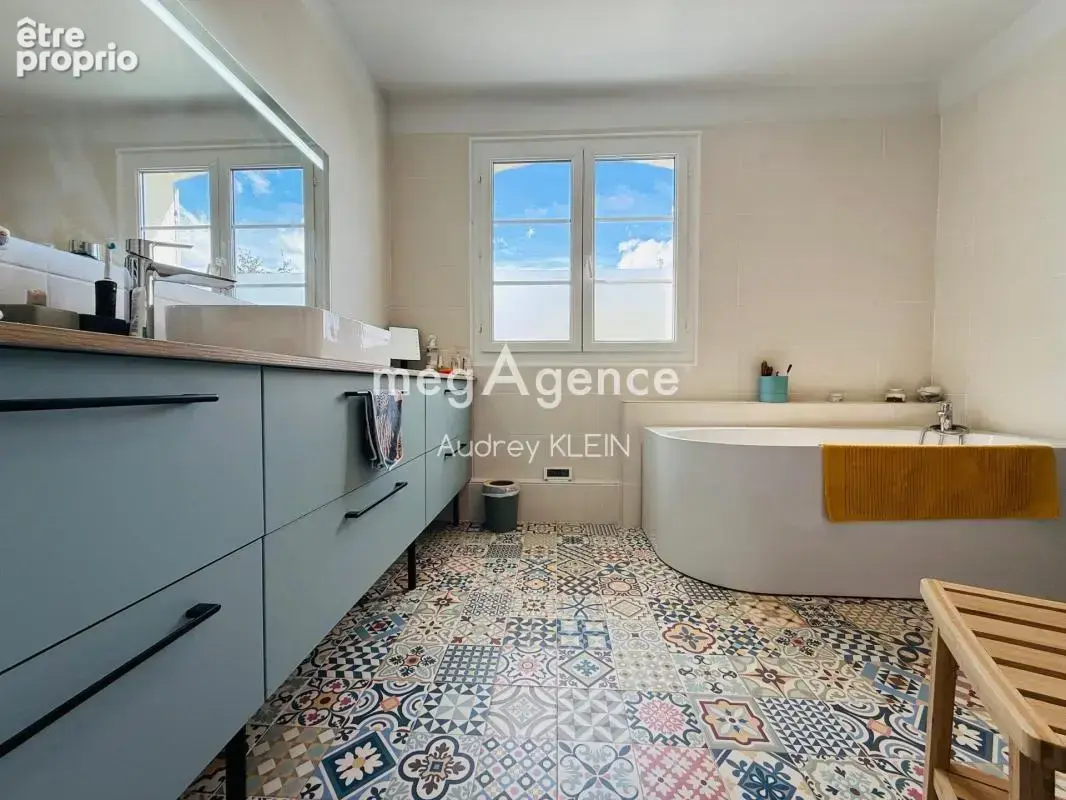 Spacieuse maison familiale avec piscine et double garage - photo 17